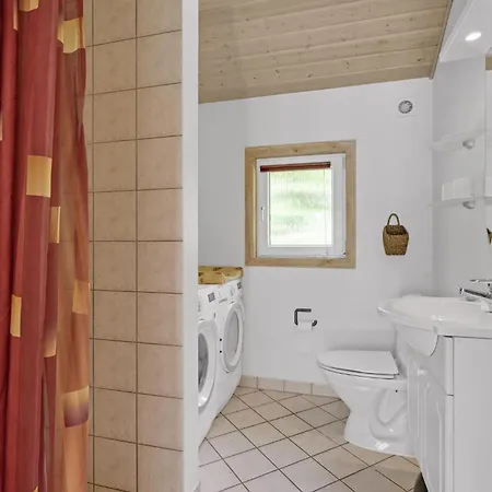 4 Bedroom Beautiful In Casa vacanze