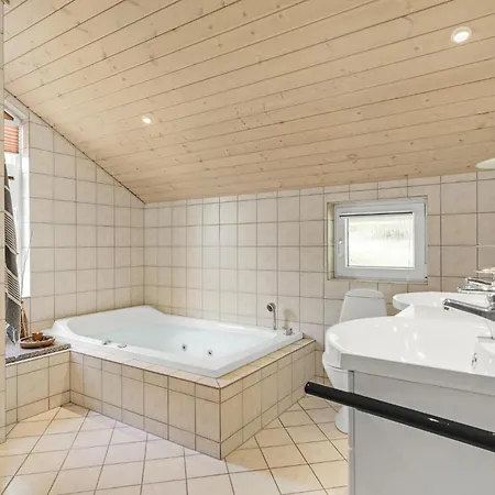 4 Bedroom Beautiful In * Oksbøl