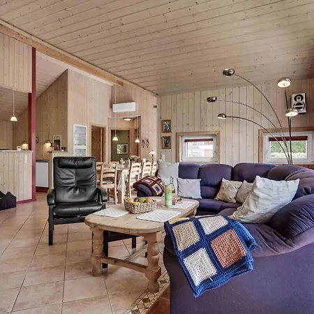 Σπίτι διακοπών 4 Bedroom Beautiful In *